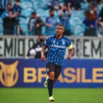 Douglas Costa em campo pelo Grêmio em 2021