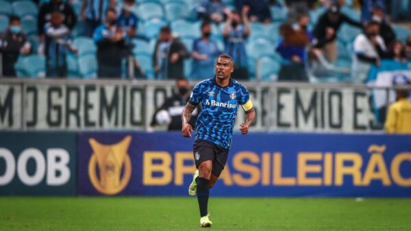 Douglas Costa em campo pelo Gr&ecirc;mio em 2021