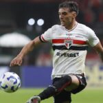 Lateral-esquerdo argentino Enzo Díaz em campo pelo São Paulo