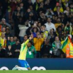 Atacante Estêvão agradecendo ao céu pelo seu gol em Brasil x Senegal - Londres, 15/11/2025