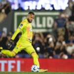 Goleiro do Éverson cobrando pênalti em Lanús x Atlético-MG - Defensores del Chaco, Assunção, Paraguai - 22/11/2025