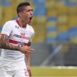 Centúrion em campo com a camisa do São Paulo