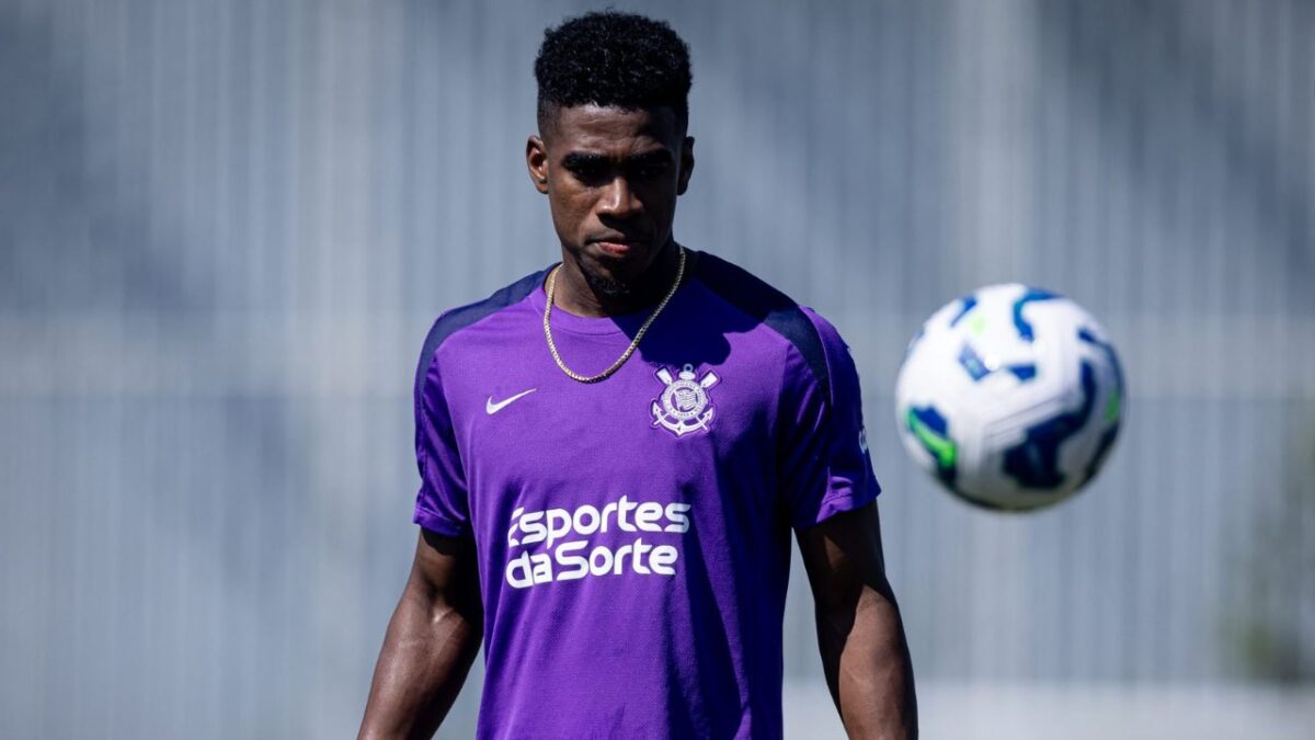 Zagueiro Félix Torres em treino do Corinthians