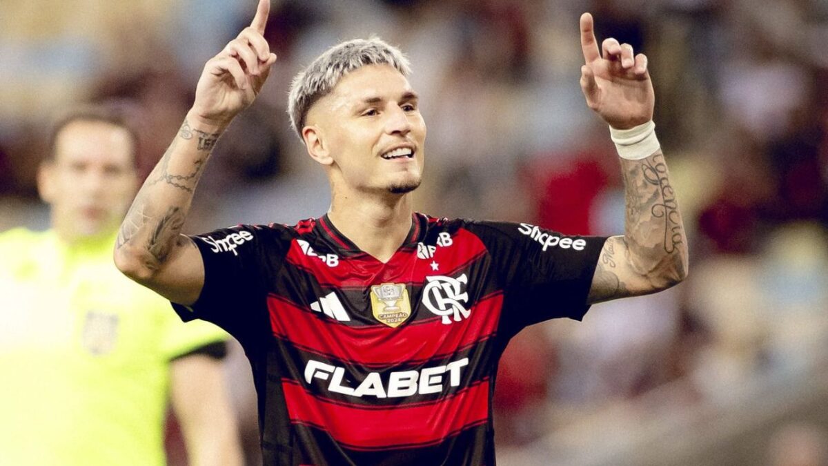 Lateral-direito Varela em campo pelo Flamengo agradecendo ao céu