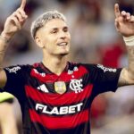 Lateral-direito Varela em campo pelo Flamengo agradecendo ao céu