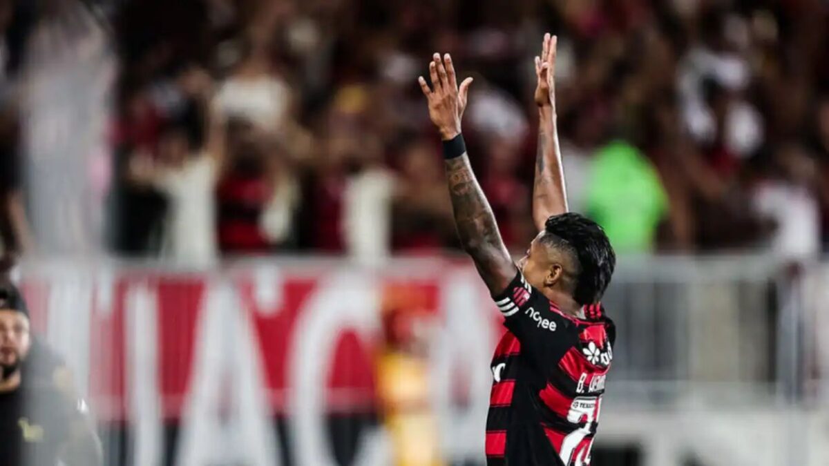 Bruno Henrique agradecendo ao céu em jogo do Flamengo