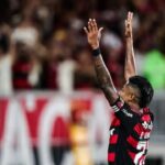 Bruno Henrique agradecendo ao céu em jogo do Flamengo