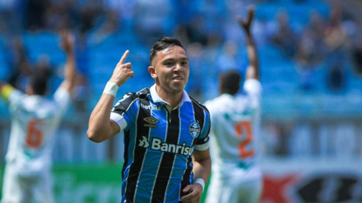 Atacante Pepê em campo pelo Grêmio em 2020