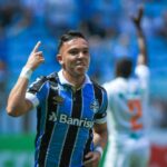 Atacante Pepê em campo pelo Grêmio em 2020