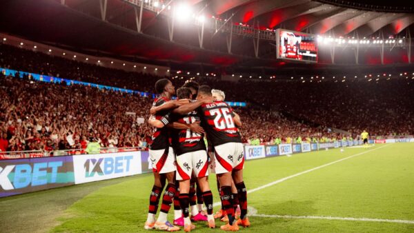 Jogadores do Flamengo comemorando gol contra o Bragantino - Maracanã, Brasileirão, 22/11/2025