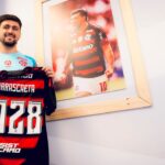 Arrascaeta com a camisa do Flamengo após renovação de contrato - 08/11/2025