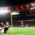 Léo Pereira comemorando seu gol deslizando no campo - Flamengo 2 x 0 Santos - Brasileirão, Maracanã, 09/11/2025