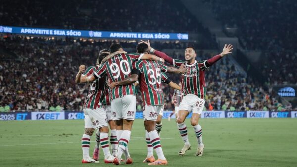 Brasileirão: com golaço e falha de Rossi, Fluminense vence o Flamengo no clássico