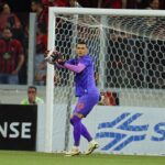 Goleiro do Santos em jogo do Athletico-PR