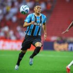 Carlos Vinícius e Vitão em Internacional 2 x 3 Grêmio - Brasileirão, Beira-Rio, 21/09/2025