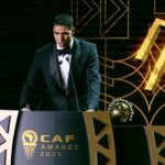 Lateral-direito Hakimi, do PSG, discursando após receber o prêmio de melhor africano de 2025