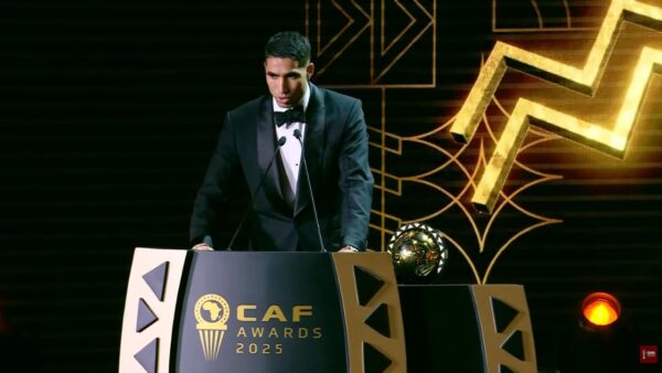 Lateral-direito Hakimi, do PSG, discursando ap&oacute;s receber o pr&ecirc;mio de melhor africano de 2025