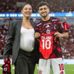 Arrascaeta ao lado da esposa Camila antes de Flamengo x Santos - Brasileirão, Maracanã, 09/11/2025
