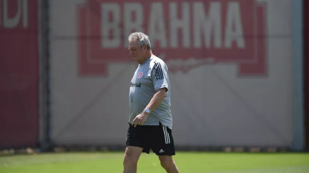Técnico Abel Braga em treino do Internacional em Porto Alegre no ano de 2020