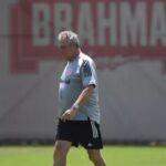 Técnico Abel Braga em treino do Internacional em Porto Alegre no ano de 2020