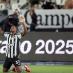 Kadir agradecendo ao céu após balançar as redes em Botafogo 3 x 2 Sport - Brasileirão, Nilton Santos, 19/11/2025