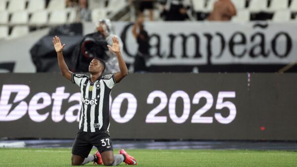 Kadir agradecendo ao c&eacute;u ap&oacute;s balan&ccedil;ar as redes em Botafogo 3 x 2 Sport - Brasileir&atilde;o, Nilton Santos, 19/11/2025