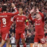 Szoboszlai, Van Dijk e Robertson em campo pelo Liverpool