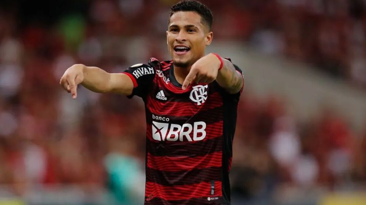 Volante João Gomes, hoje no Wolves, em campo pelo Flamengo