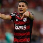 Volante João Gomes, hoje no Wolves, em campo pelo Flamengo