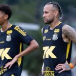 Neymar (esquerda) e Robinho Jr (direita) em treino do Santos com a camisa preta de treinamento