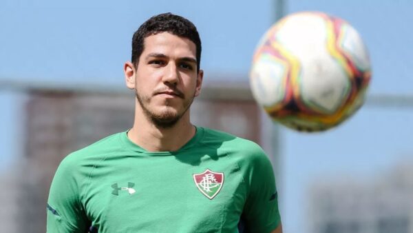 Zagueiro Nino em treino do Fluminense, seu ex-clube