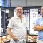 Neymar pai (direita) ao lado de Marcelo Teixeira, presidente do Santos (esquerda)