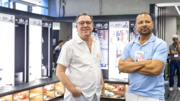 Neymar pai (direita) ao lado de Marcelo Teixeira, presidente do Santos (esquerda)