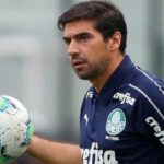 Técnico Abel Ferreira com uma bola de futebol na mão direita em treino do Palmeiras