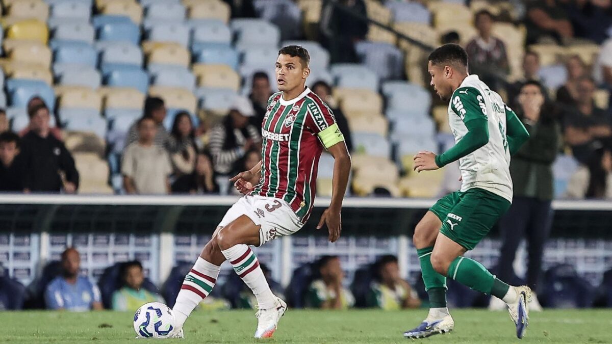 Zagueiro Thiago Silva (camisa Tricolor) com a bola e centroavante Vitor Roque na marcação (camisa branca e verde) em Palmeiras x Fluminense do 1º turno do Brasileirão deste ano - Maracanã, 23/07/2025
