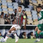 Zagueiro Thiago Silva (camisa Tricolor) com a bola e centroavante Vitor Roque na marcação (camisa branca e verde) em Palmeiras x Fluminense do 1º turno do Brasileirão deste ano - Maracanã, 23/07/2025