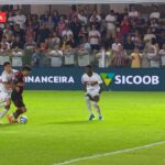 Lance do pênalti marcado para o Flamengo no primeiro tempo do jogo contra o São Paulo - Brasileirão, Vila Belmiro, 05/11/2025