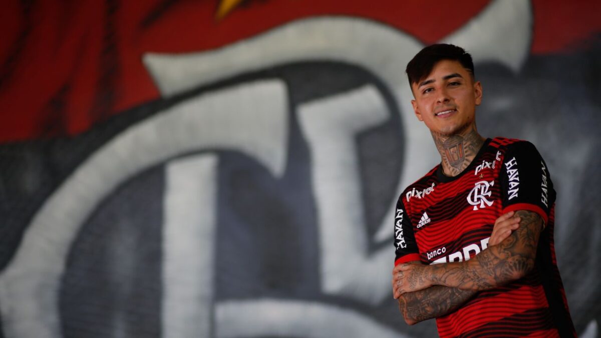 Pulgar quando foi apresentado no Flamengo, em 2024, com a escudo do clube em tamanho grande atrás dele