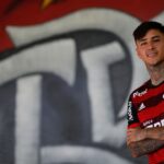 Pulgar quando foi apresentado no Flamengo, em 2024, com a escudo do clube em tamanho grande atrás dele
