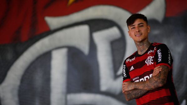 Pulgar quando foi apresentado no Flamengo, em 2024, com a escudo do clube em tamanho grande atr&aacute;s dele