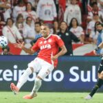 Mercado (esquerda) e Thaciano (direita) em Internacional 1 x 1 Santos - Brasileirão, Beira-Rio, 24/11/2025