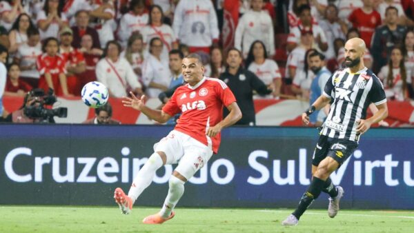 Mercado (esquerda) e Thaciano (direita) em Internacional 1 x 1 Santos - Brasileirão, Beira-Rio, 24/11/2025