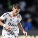 Rollheiser em campo pelo Santos, que venceu o Palmeiras neste sábado (15/11/2025), na Vila Belmiro, em jogo atrasado da 13ª rodada do Brasileirão