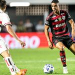 Atacante Samuel Lino com a bola e sob a marcação do volante Pablo Maia - São Paulo x Flamengo - Brasileirão, Vila Belmiro, 05/11/2025