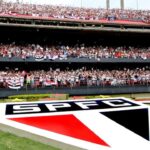 Escudo e torcida do São Paulo no Morumbis
