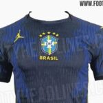 Camisa 2 da Seleção Brasileira, na cor azul com detalhes em preto e amarelo, que será usada na Copa do Mundo de 2026