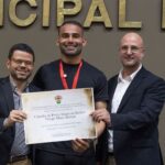 Thiago Maia recebendo o título de cidadão de Porto Alegre na Câmara de Vereadores da capital