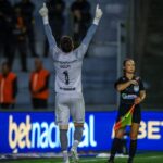 Tiago Volpi comemorando defesa de pênalti em Juventude x Grêmio - Campeonato Gaúcho, Alfredo Jaconi, 01/03/2025