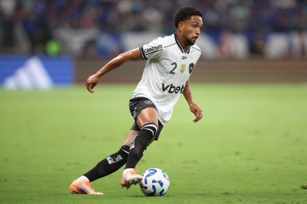 Vitinho pode voltar ao Cruzeiro em 2026: lateral do Botafogo é oferecido à Raposa