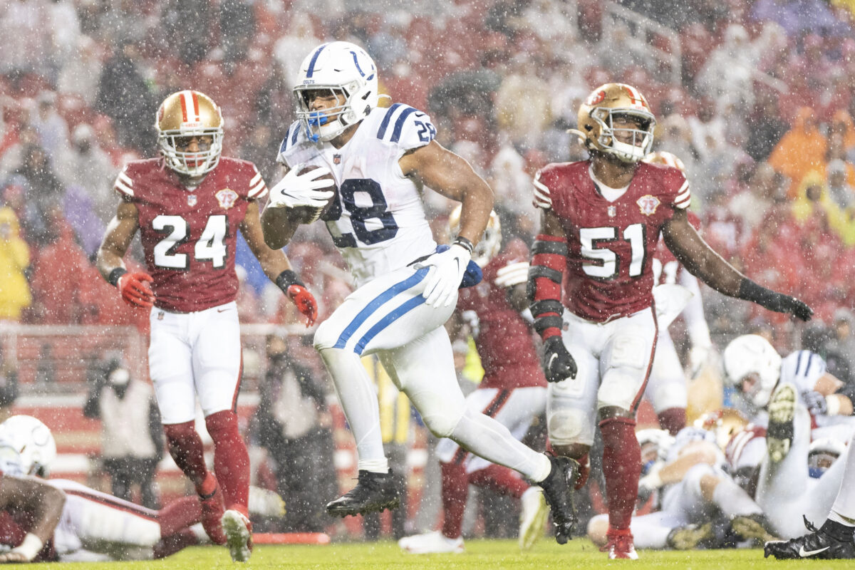 Onde assistir NFL October 24, 2021; Santa Clara, California, USA; Indianapolis Colts running back Jonathan Taylor (28) scores a touchdown against the San Francisco 49ers during the third quarter at Levi's Stadium. Mandatory Credit: Kyle Terada-USA TODAY Sports